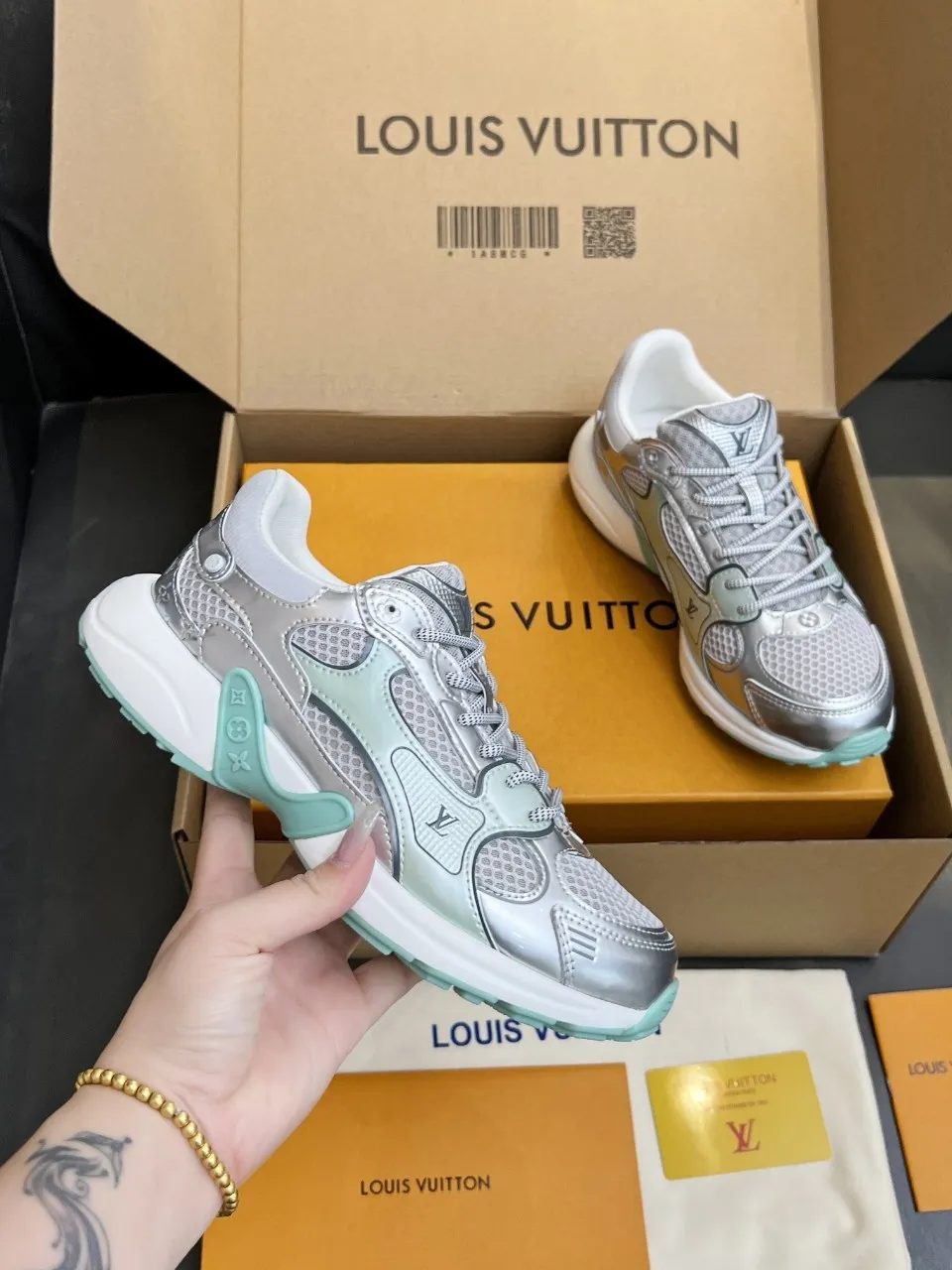 👟👟Ex-factory price 560👟👟 Women's shoes, women's clothing, men's size +10 2025 new LV couple's same style sports shoes, hot coming🔥🔥🔥Official website synchronized fabric, using special material printing process. Inside, breathable mesh size (women's model 35-42) (men's model 39-46, 45-46 customized)